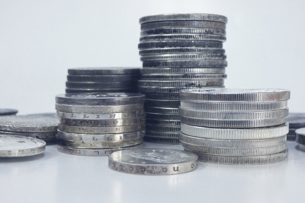銀貨など硬貨の価値を保つには適切な手入れ・保管が必要