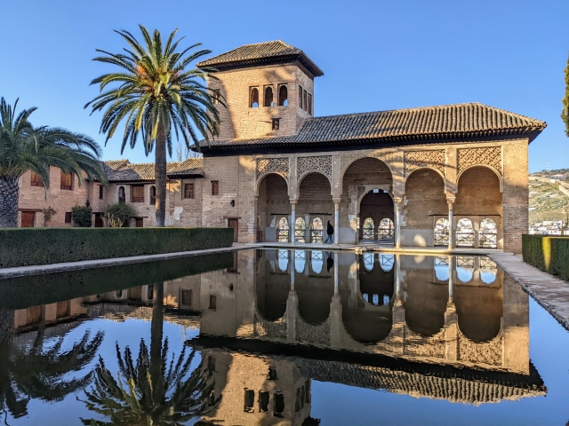 多くの世界遺産と情熱的な祭り
